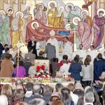 El cardenal arzobispo de Madrid, Rouco Varela, regaló la cruz misionera a las comunidades durante el envío