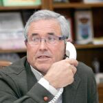 El alcalde de Arroyo de San Serván, Juan Moreno, está inmerso en cuatro procesos judiciales, al menos, con el policía que rescató a la niña