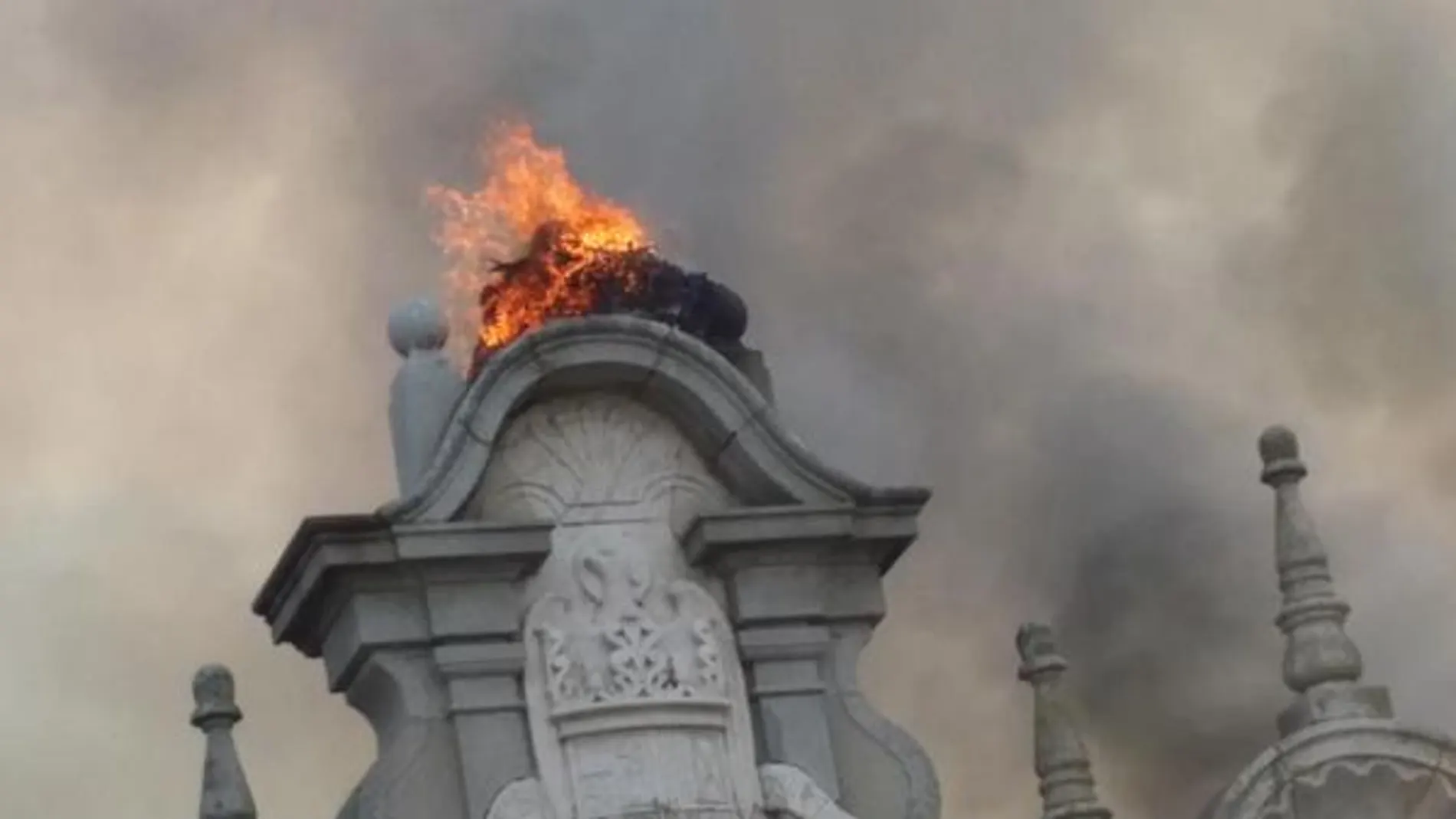 Un nido de cigüeñas ardiendo