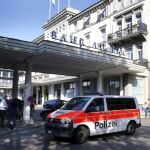 Una furgoneta de policía, delante del lujoso hotel de Zúrich Baur au Lac, donde se han llevado a cabo las detenciones