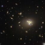 Imagen del cúmulo de galaxias Abell 3827 obtenida por el telescopio espacial Hubble