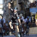 Elia Viviani, del Sky, celebra su victoria al paso por mete