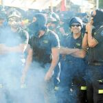 Los bomberos utilizaron cascos, pasamontañas y máscaras para evitar ser identificados