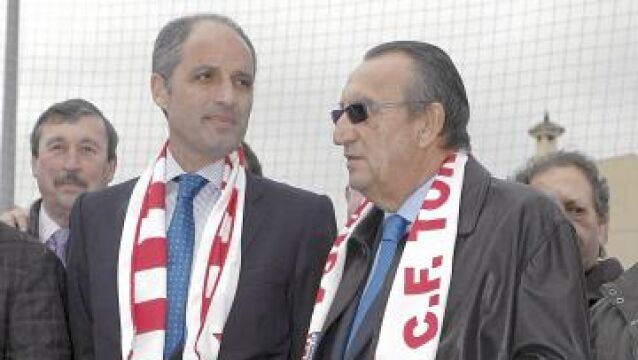 El presidente Camps junto a Carlos Fabra, ayer en Torreblanca