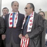 El presidente Camps junto a Carlos Fabra, ayer en Torreblanca