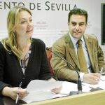 El delegado de Patrimonio y Contratación, Alberto Moriña, ayer junto a su compañera de Hacienda