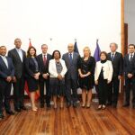 El embajador Aníbal de Castro (en el centro) acompañado en una foto de familia por los cónsules de Barcelona, Madrid, Uruguay, Portugal, Hungría, Guatemala, Suiza, Honduras, Sevilla y las Islas Canarias