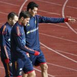 Iniesta (i), Xabi Alonso (c), y Sergi Busquets (d), durante el suave entrenamiento