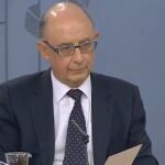 El ministro de Hacienda, Cristobal Montoro, durante la rueda de prensa tras el Consejo de Ministros.