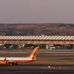 Hasta 17 horas diarias han trabajado algunos controladores cobrando la mayoría como horas extras. En la imagen, torre de control de la T-4