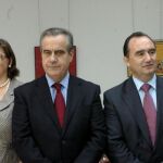 Carmen Pereira junto a Celestino Corbacho y Valentín Cortés