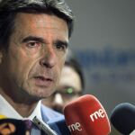 José Manuel Soria, a su llegada a la reunión de la comisión ejecutiva regional celebrada hoy en Las Palmas de Gran Canaria.