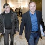 El presidente de la comisión, Juanjo Aguirrezabala (derecha), junto a uno de los funcionarios que comparecieron