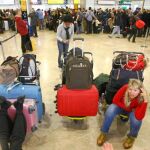 Hasta un centenar de controladores deberán dar explicaciones de lo sucedido en los aeropuertos españoles