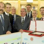 Ariznavarreta, Aparicio, Orden Vigara, Méndez Pozo y los premiados, quienes muestran sus placas
