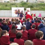 Los niños disfrutaron del toreo de salón en el patio del colegio