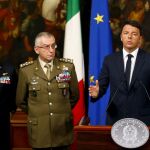 Matteo Renzi, junto al general General Claudio Graziano durante una rueda de prensa en el palacio Chigi tras el nuevo naufragio en el Mediterráneo.