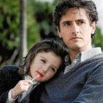 Lucía Fernández (en la imagen, junto a Juan Diego Botto), pasó un casting de 400 niños para conseguir el papel. Najwa Nimri definió el talento de Lucía, de tan sólo cuatro años, como «increíble»