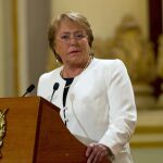 La presidenta de Chile, Michelle Bachelet escucha al presidente de Guatemala Otto Perez Molina durante una rueda de prensa conjunta en Guatemala
