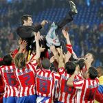 Quique fue manteado por sus jugadores para celebrar el título