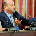 Desde el PP, Francisco Pérez acusó al Gobierno local de sacar adelante a base de «desvíos presupuestarios» proyectos valorados por debajo de su coste real