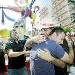 El presidente de la hoguera ganadora abraza al constructor de la misma