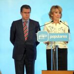 Francisco Granados junto a Esperanza Aguirre en un acto institucional