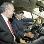 Rambla ayer, en el interior del nuevo C-Max junto al director de la planta, Antonio Adés