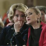 Las candidatas del PP a la presidencia de la Comunidad de Madrid, Cristina Cifuentes (d), y a la alcaldía, Esperanza Aguirre (i).