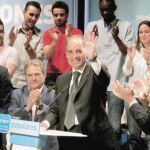 El presidente valenciano, Francisco Camps, ayer, en un mitin en Valencia