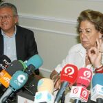La alcaldesa y el edil de Presupuestos, ayer durante la conferencia de prensa