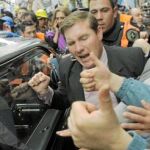 La enorme comitiva acompañó el coche fúnebre con los restos de Néstor Kirchner hasta el aeropuerto metropolitano de Buenos Aires