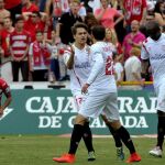 Los jugadores del Sevilla Aleix Vidal (c), Dénis Suárez (i) y Stephane M'Bia tras el primer gol ante el Granada.