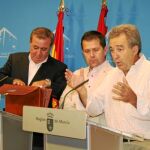 José Hernández, Juan Marín y Antonio Cerdá, durante la rueda de prensa tras la reunión con Valcárcel