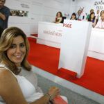 La presidenta andaluza en funciones, Susana Díaz (i), durante la reunión del Comité Federal del PSOE