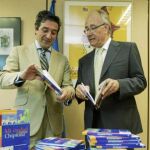Ignacio Samper, director de la Oficina Española del Parlamento Europeo, recibió un ejemplar de manos de Manuel García-Piriz