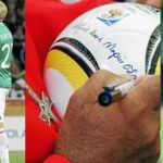 Javier Hernandez y Adolfo Bautista, jugadores de la selección mexicana. El arzobispo de Ciudad del Cabo, monseñor Thabo Makgoba, ha elaborado una oración.Vincent Enyeama, portero de la selección de Nigeria, da gracias a Dios durante un partido