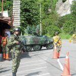 Los colombianos sonríen al ver pasar a los militares que resguardarán hoy el orden de la jornada electoral