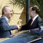 El presidente del Gobierno, Mariano Rajoy, saluda al presidente de la Generelitat, Alberto Fabra.