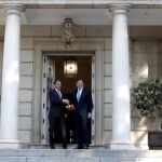 Zapatero y Rajoy, a las puertas de Moncloa tras su última reunión