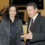 La consejera de Agricultura y Ganadería, Silvia Clemente, saluda al portavoz socialista José Manuel Fuentes
