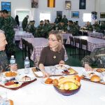 Chacón charla con el jefe de las fuerzas españolas en Kosovo, el coronel Francisco Rey (izquierda), ayer, en «Base España»