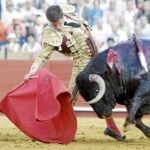 El Juli ejecutando un bonito derechazo
