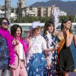 La directora, Manuela Moreno (segunda por la izquierda), junto al reparto del filme, en Málaga