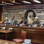 El representante del Frente Polisario, Bucharaya Beyin (c), junto a varios senadores