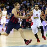 Brad Oleson (i), del FC Barcelona entra a canasta ante Kostas Sloukas (d), del Olympiacos Piraeus