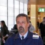 Un coronel del Ejército del Aire, el pasado viernes en Barajas