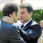 Sandro Rosell y Joan Laporta se saludan efusivamente el día que el primero tomó posesión de cargo de presidente del Barcelona
