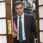 El líder del PSOE, Pedro Sánchez, ayer, tras interpelar a Mariano Rajoy en la sesión de control al Gobierno