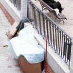 Los mendigos hacen sus necesidades en el parque donde juegan los niños